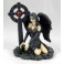 Dark angel assise devant une croix gothique